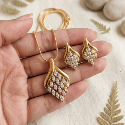 PRAREKA Elegant Leaf-Motif Gold Pendant Set