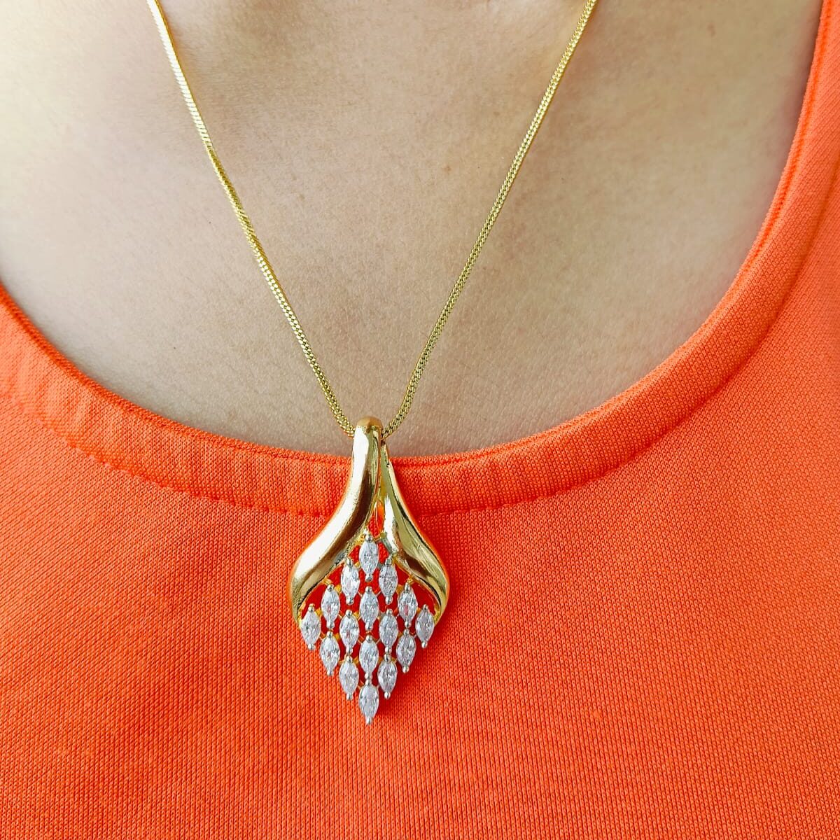 PRAREKA Elegant Leaf-Motif Gold Pendant Set
