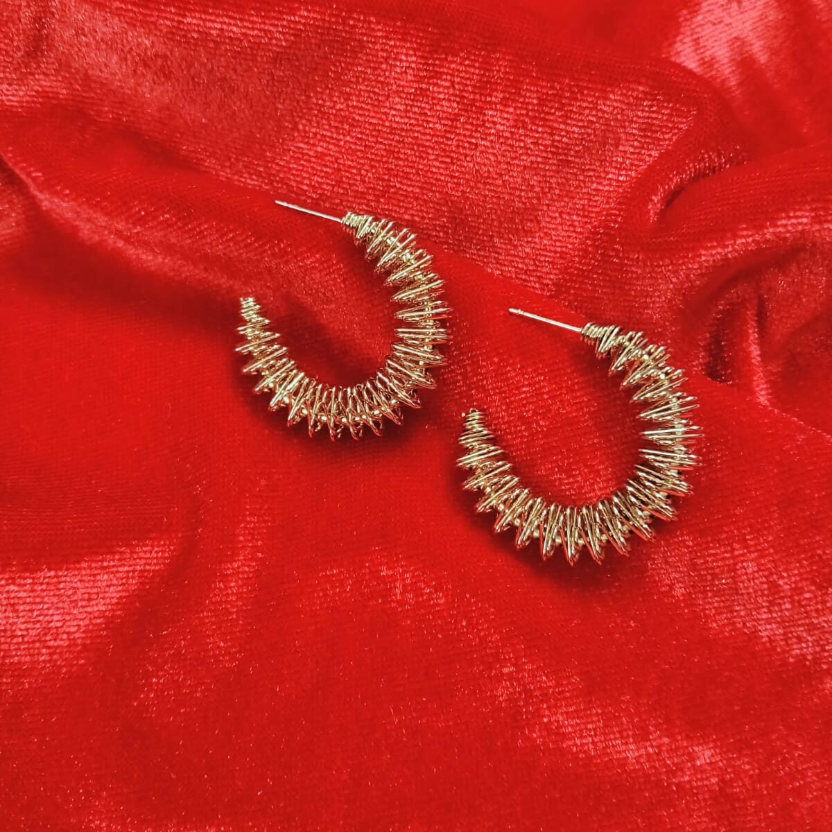 PRAREKA Gold Spiral Hoops