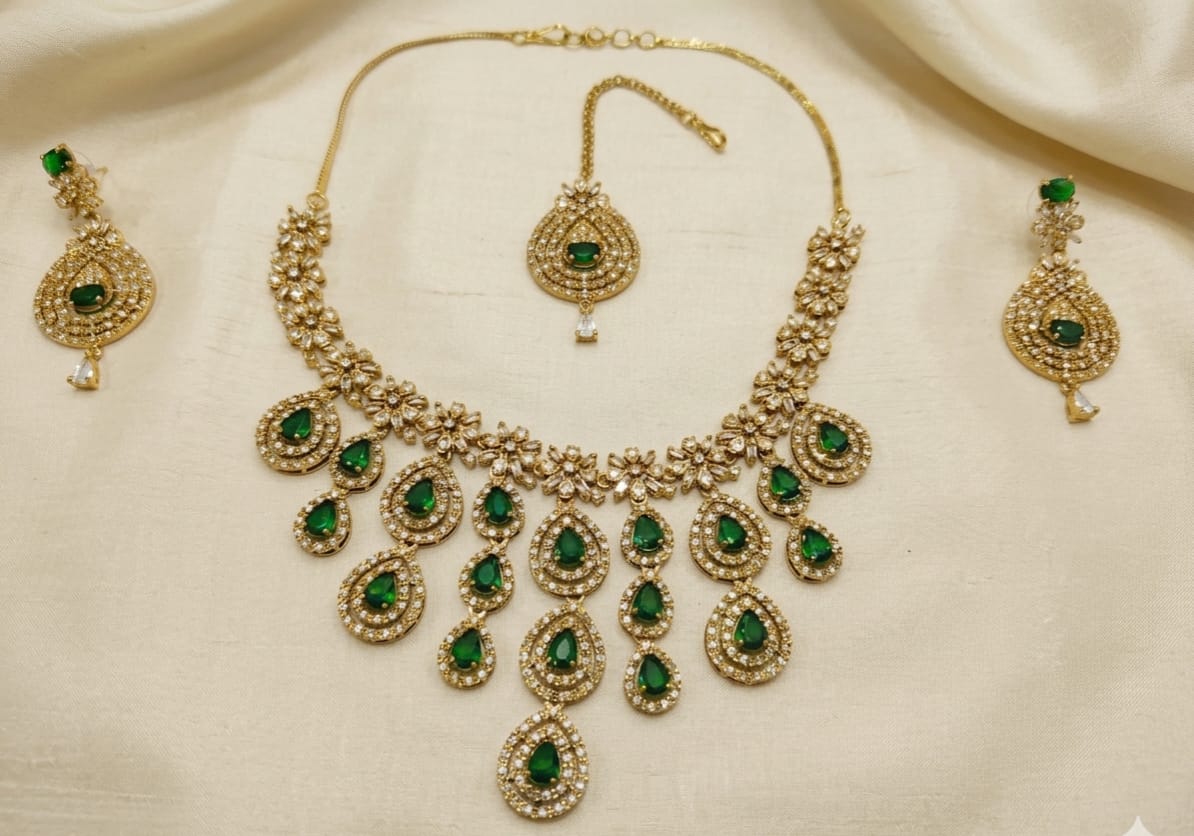 PRAREKA Royal Emerald Cascade Set